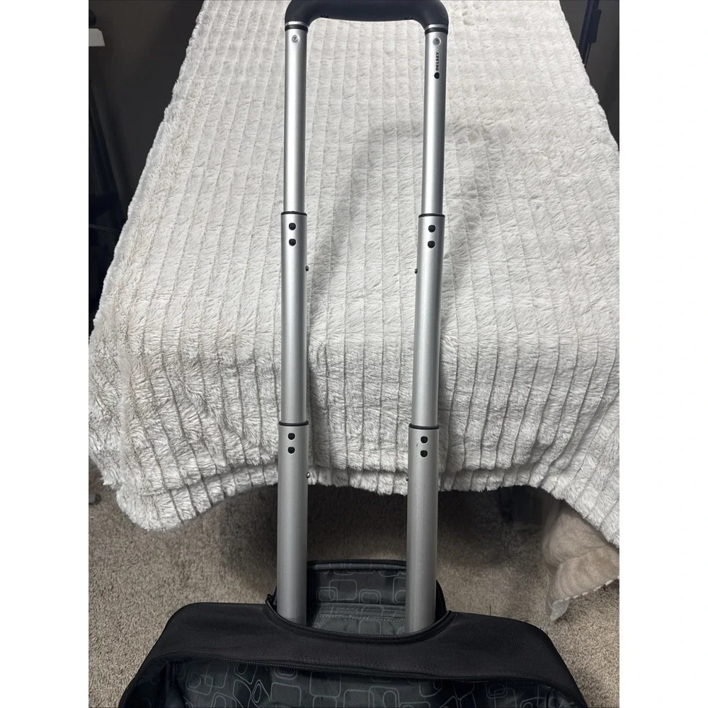 Delsey Super Lite Trolley Travel Tote Rolling Luggage Black 22718BK EUC Carry On